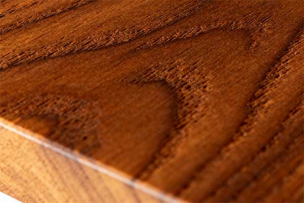 Oberflächengestaltung mit ökologischen Lacken und Naturölen auf restauriertem Holz